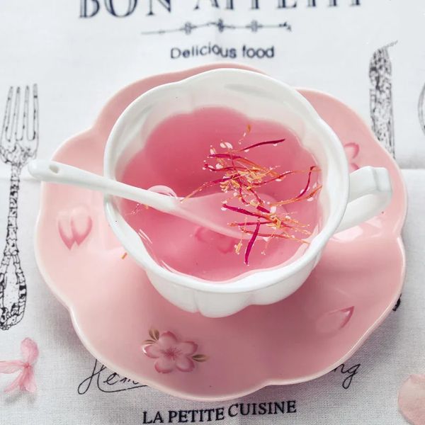 Tazze Tazza da caffè con piattino in porcellana con fiori di ciliegio in rilievo Set tazza da tè in ceramica per tè pomeridiano con fiori e cucchiaio 231013