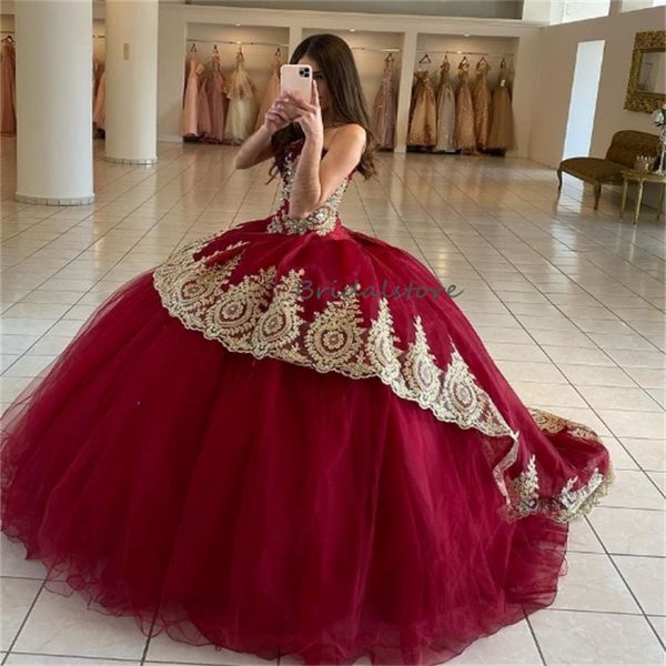 Abiti Quinceanera in oro bordeaux di classe 2024 Abiti soffici in rilievo con scollo a cuore De 15 Abiti Quinceanera Eleganti Charro Sweet 16 Abiti gotici Debuttanti Masquerade