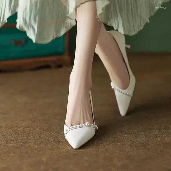 Sapatos de vestido Mulheres Bombas Branco Casamento Alto Salto Apontado Toe String Bead Barco Fino Bomba Básica Pérolas Preto 2023