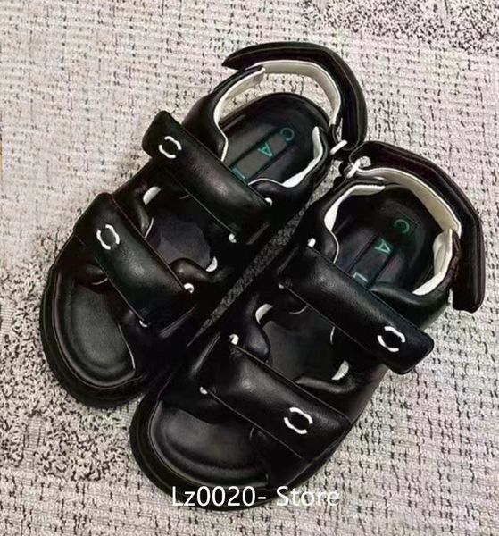 2023 Neue Sommer-Paris-Luxus-Designer-Herren- und Damen-Flachsandalen, dicke Sohle, lässig, offene Zehen, Modemarken-Schuhe, Strandsandalen, bequeme 2C-Kanal-Designer-Schuhe