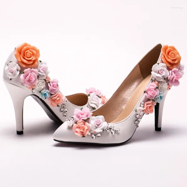 Elbise ayakkabıları özel yapılmış beyaz saten çiçek yüksek topuklu bayan zarif gelin düğün sivri uçlu kadın nedime