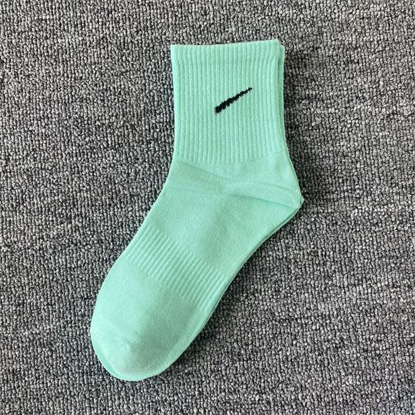 SOWKS Moda Kadın Erkek Çoraplar Yüksek Kaliteli Mektup Nefes Beklenebilir Pamuk Erkek Çoraplar Kadın Katı Beyaz Futbol Basketbol Sporları Çorap Lüks Sportsocks SOCKS