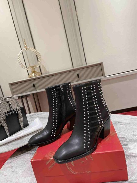 Kabartmalı deri botları olan buzağı derisi, lüks tasarımcı, perçin özelleştirilmiş ayakkabılarla donatılmış benzersiz ve yenilikçi kadın botları tasarlar