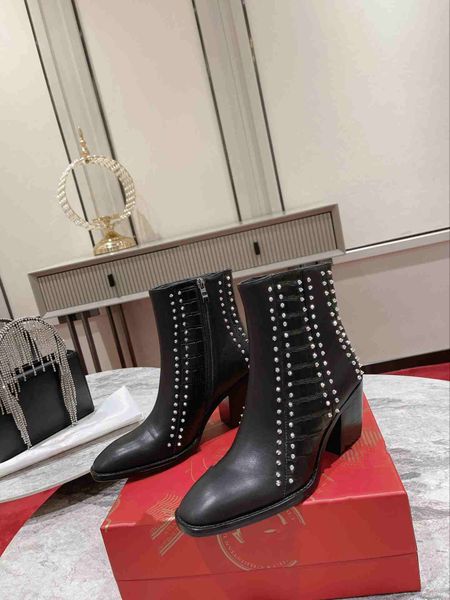 Pelle di vitello con stivali in pelle goffrata, designer di lusso progetta stivali da donna unici e innovativi, dotati di scarpe personalizzate con rivetti