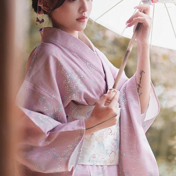 Ethnische Kleidung, japanischer traditioneller Kimono für Damen, rosa Farbe, Blumendrucke, formelle Yukata-Pografie, Retro-langes Kleid, Cosplay-Kostüm