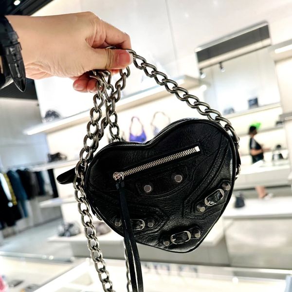 Moda markası le cagole kalp şeklinde mini deri tote çanta kadın bisikletçisi çanta perçin çanta dokulu çok amaçlı hipster küçük crossbody çanta cep telefonu çanta cüzdan