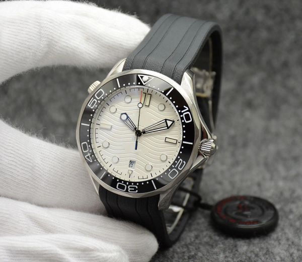 Herrenuhr Diver 300 m 42 mm automatische Mechanica-Uhren, weißes Zifferblatt, schwarzes Kautschukarmband, drehbare Lünette, transparenter Gehäuseboden, Herren-Armbanduhren