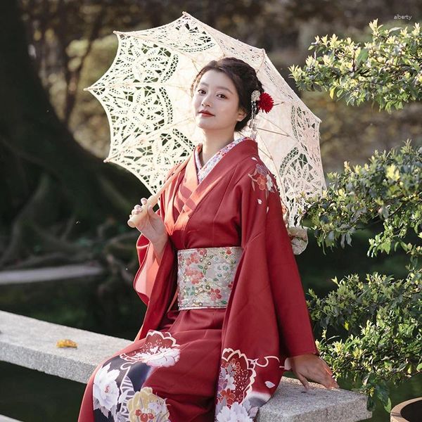 Ethnische Kleidung, japanischer traditioneller Kimono für Damen, rote Farbe, langärmelig, formelle Yukata-Pographie, darstellendes Kleid, Cosplay-Kostüm