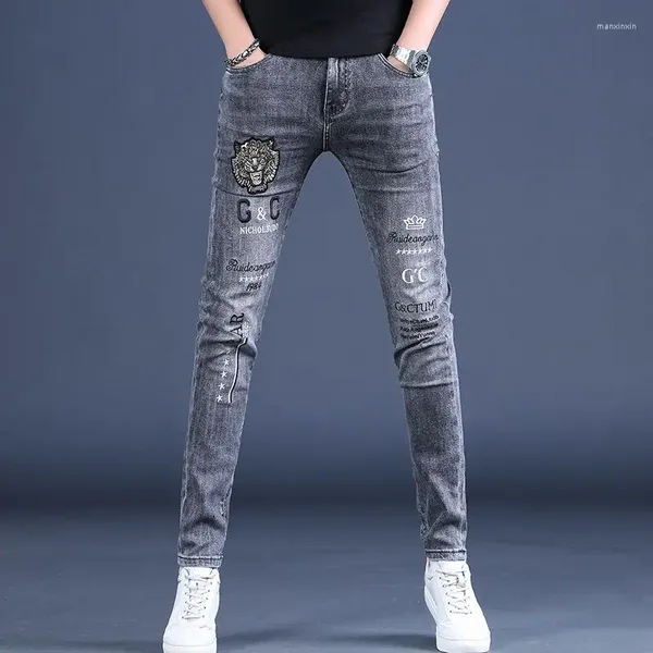 Jeans da uomo eleganti pantaloni da cowboy grigi in denim morbido stile coreano di lusso slim casual stampati ricamati