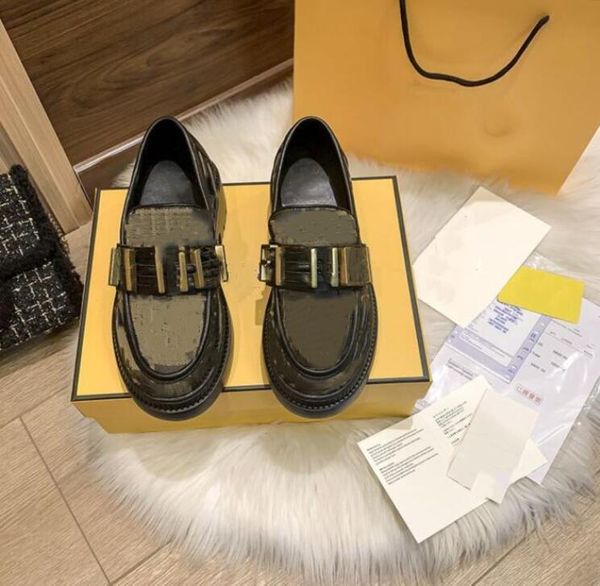 Sonbahar Yeni Kadın Tasarımcısı Deri Retro Moda Loafers Ayakkabı Lüks Mektup Kadın Platformu Yükselten Küçük Deri Ayakkabılar Elbise Ayakkabıları