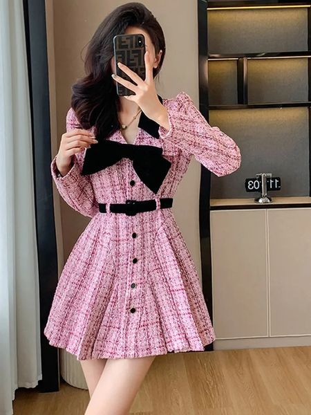 Abiti casual di base Nuovo temperamento autunno inverno Arco Temperamento Abito in tweed rosa Abito corto in lana addensato stile profumato da donna con cintura 2024