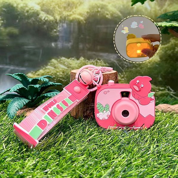 Ciondolo portachiavi cartone animato con fotocamera per proiezione di dinosauri selvatici Portachiavi carino e divertente con piccola macchina per bambole, regalo divertente