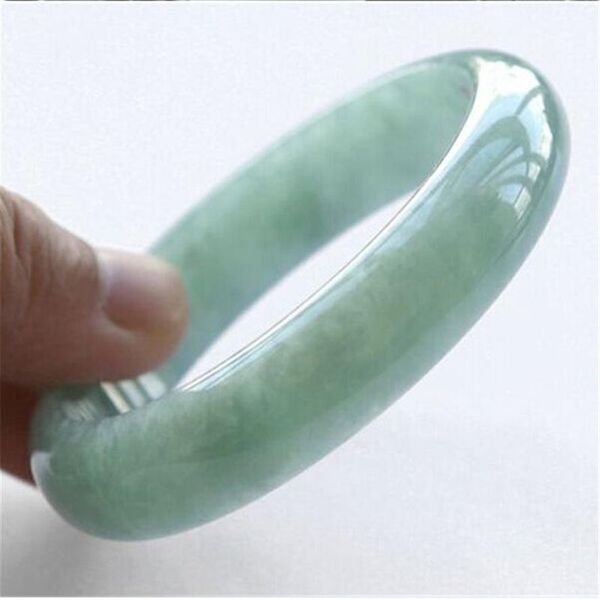 Natürliches Jade-Armband. Die Breite beträgt etwa 12–15 mm, der Durchmesser 52–65 mm, 198 J