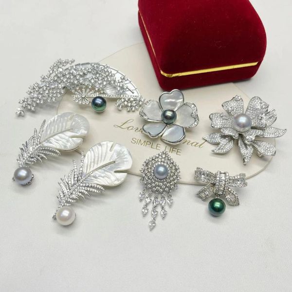 Broches série de perles naturelles pour femmes, petite plume délicate, nœud papillon en cristal strass, pompon, bijoux cadeau pour fille