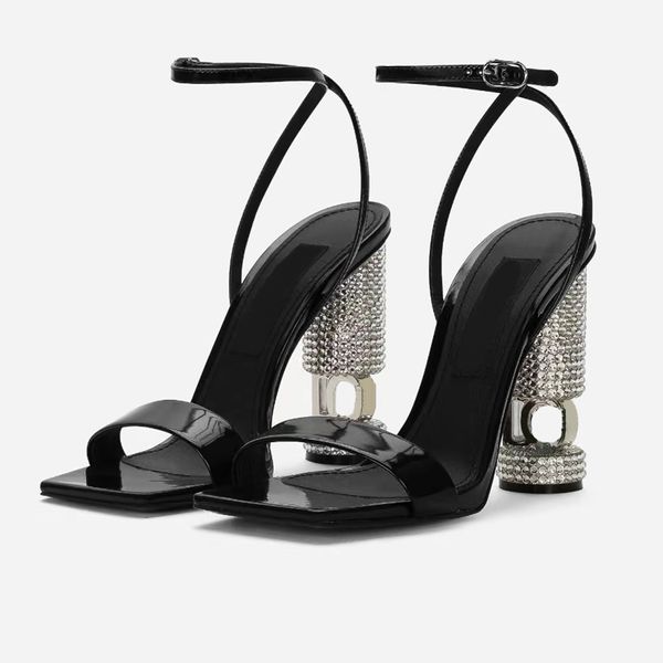 Sandálias de couro de bezerro brilhantes Mulheres cristal incrustado Carta cilíndrica salto quadrado Toes Chunky Heel vestido sapatos de luxo Designer sapatos tornozelo cinta calçados de fábrica