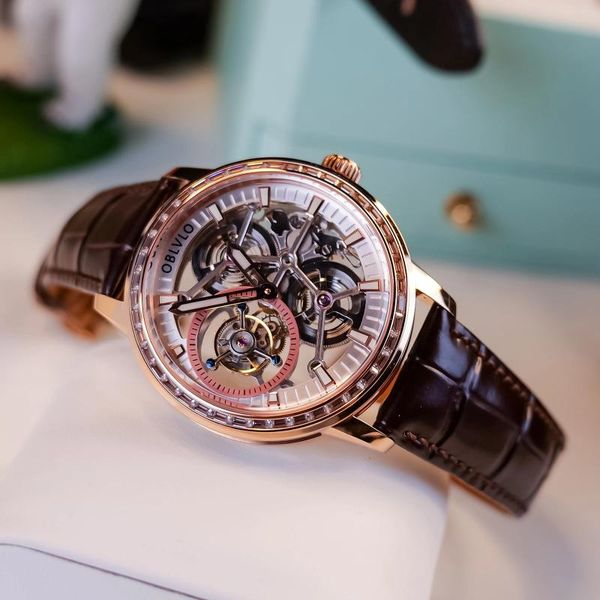 Armbanduhren OBLVLO Top-End-Herren-Roségold-Mechanische Uhren Echtes Leder Diamant-Lünette Skelett-Zifferblatt Tourbillon Handaufzugsuhr