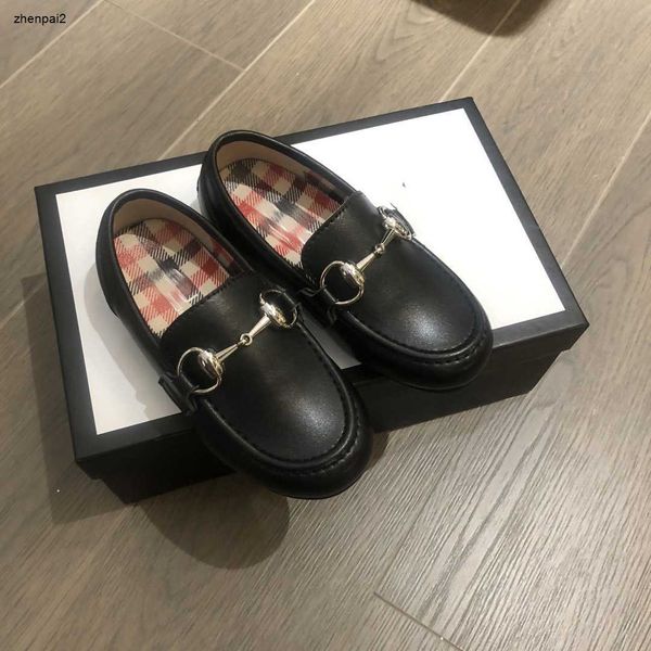 Designer de luxo Criança Sapatilhas Decoração de Hardware de Prata Crianças Sapatos de Couro Tamanho 26-35 Malha Forro Bebê Sapatos Casuais Caixa Proteção Aug30