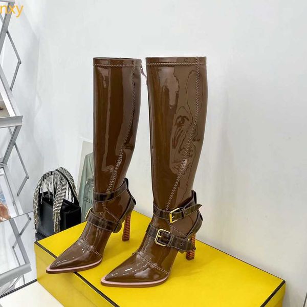 Braune Winterstiefel, dehnbare Neopren-Stiletto-Absätze, hohe Stiefel aus Lackleder, Stiefel mit Reißverschluss hinten, Schuhe mit Schnalle, spitze Zehen, kniehohe Stiefel von Luxusdesignern