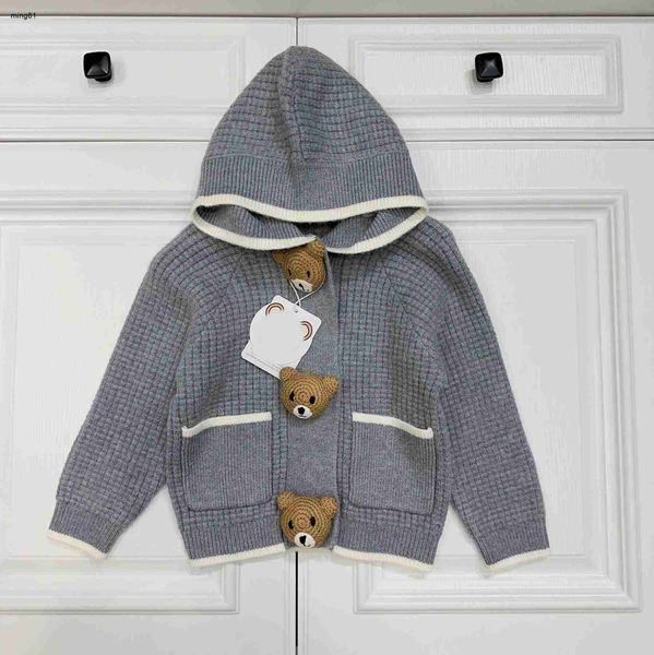 Marke Designer Kinder Strickjacke mit Kapuze Mode Baby Strickpullover Größe 100-160 CM Gestrickte Puppe Knopfdekoration Baby Jacke 16. Aug