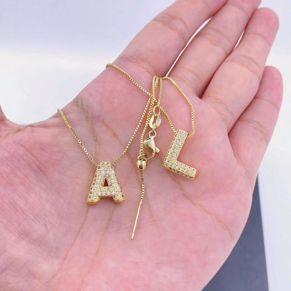 Ketten Benutzerdefinierte zierliche baumelnde 18-karätige vergoldete Pave-CZ-handgemachte kleine süße Buchstaben-Anfangsanhänger-Halsketten Geschenk für Mama