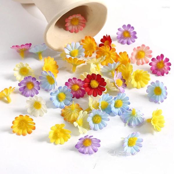 Dekorative Blumen, 70 Stück, 2,5 cm, Mini-Gänseblümchen, künstlicher Blumenkopf, Sonnenblumen-Kranz, Clip-Zubehör, Heim-/Hochzeitsdekoration, klein, frisch