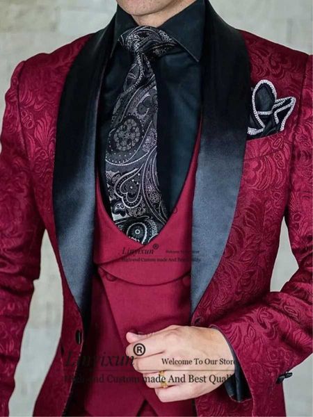 Herrenanzüge Blazer 2023 Maßgeschneiderte Burgunderrote Hochzeit Herrenanzüge Slim Fit Smoking 3 Stück Anzüge Bräutigam Abschlussball Jacquard Blazer Terno Masculino Anzüge YQ231016