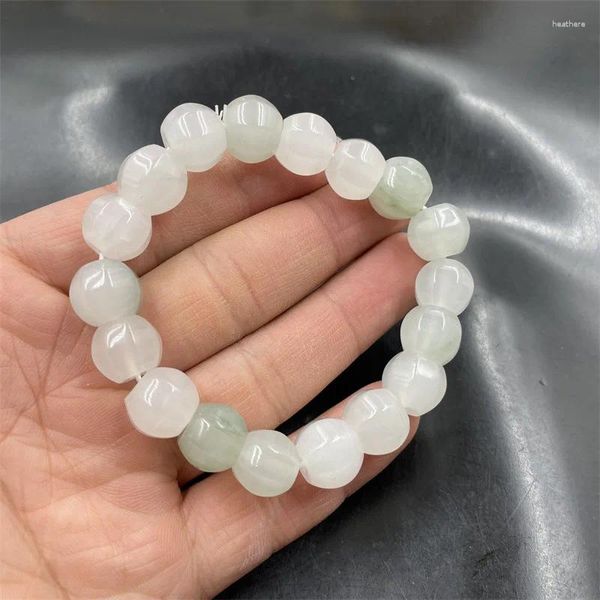 Браслет из шестиугольной тыквы Strand Qingtian Mountain Jade на белом фоне