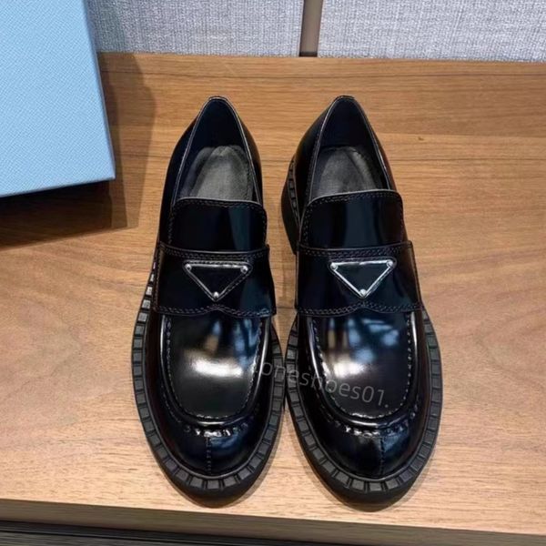 Loafers Kalın Solda Deri Yaz ve Sonbahar Kadınlar Küçük Deri Ayakkabı Yüksek kaliteli gündelik üçgen logo Kadın Ayakkabı Bayanlar Klasik Mat Lüks Tek Ayakkabı A6