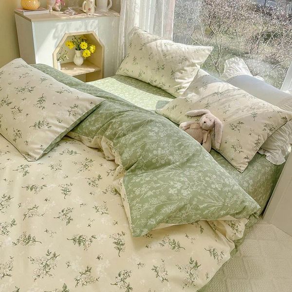 Yatak takımları dört parçalı fırçalanmış çarşaflar yastık kılıfları yorgan kapağı küçük çiçek desen ev tekstil tüm pamuklu yatak elbisesi yatak örtüsü