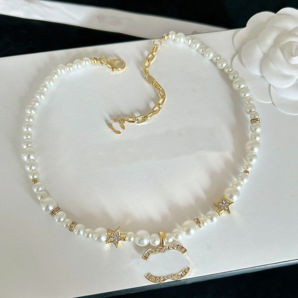 Collane con ciondolo di marca di lusso Collane con ciondolo semplici perle placcate oro 18 carati Maglione con strass Newklace Accessori per gioielli per feste di nozze