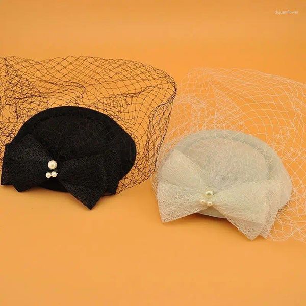 Berretti Stile Europeo Affascinanti Signore Cappello a cilindro con fiocco nero Velo da sposa con piume di perle vintage Jockey Club Party Tiara in rete