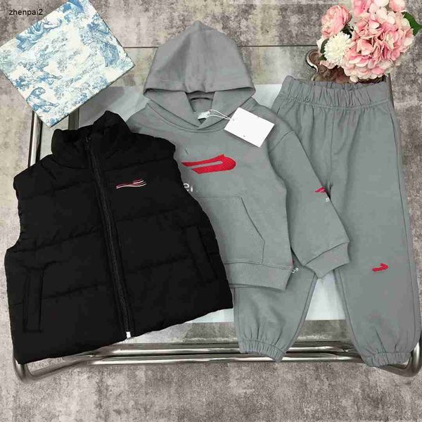 Tute di lusso per ragazzo e ragazza inverno bambini set da tre pezzi Taglia 100-150 CM Gilet di cotone Maglione con cappuccio e pantaloni casual Oct15