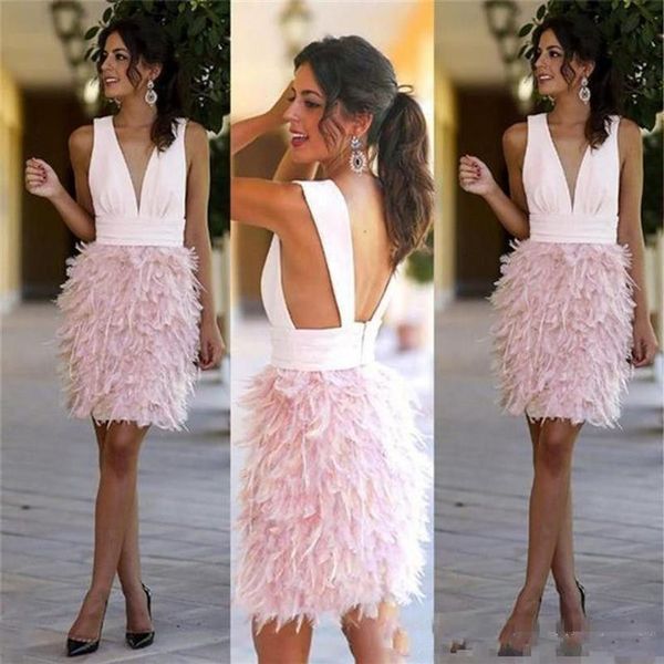 2019 Wunderschöne kurze Partykleider mit Federn, rosa V-Ausschnitt, knielanges Abendkleid, Cocktail-formales Mini-Abendkleid, Heimkehrkleid C216a