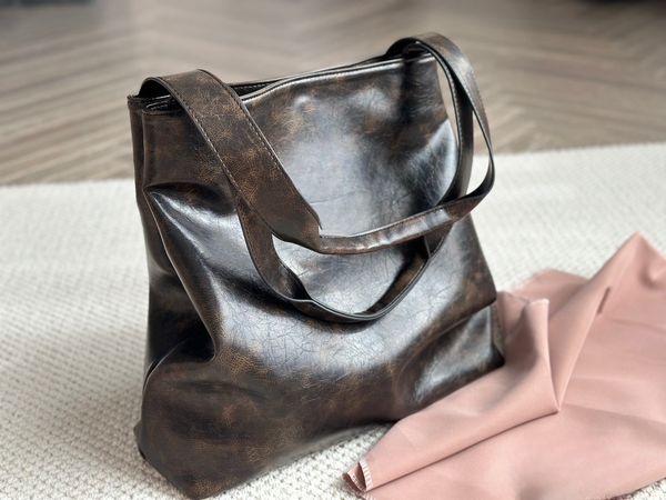 Tote çantası, en son moda çanta, büyük çantanın ritmine ayak uyduruyor ve rahat ve tembel