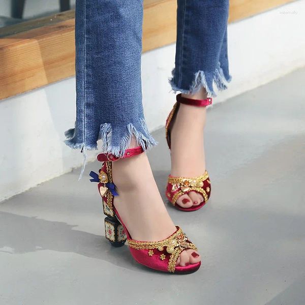 Sandálias estilo étnico em forma de salto bombas dedo do pé redondo moda sandalias mujer verano 2023 metal frisado arco-nó passarela sapatos femininos