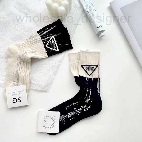 Meias Hosiery Designer Outono e inverno high-end hot stamping carta cor combinando agulha dupla tubo médio meia moda design de jato de tinta meias sujas femininas