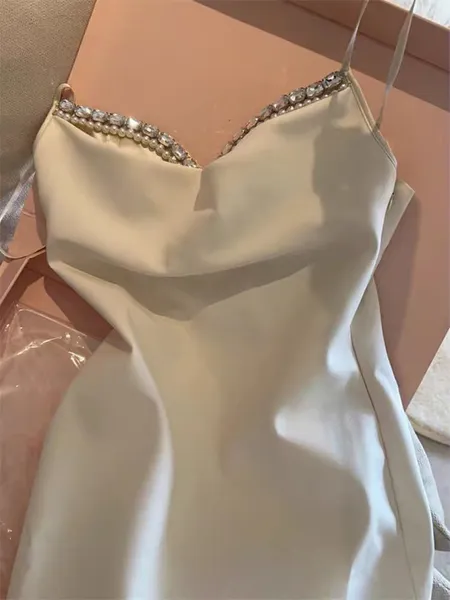 Abito con cinturino 2023 Nuovo abito corto da festa sexy con temperamento sottile Miu / m Premium Pearl Diamond Show