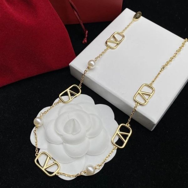 Marka klasik niş popüler kadın tasarımcı mektup kolye kolye zinciri şık ve atmosferik mücevher partisi Sevgililer Günü Yıldönümü Takı Hediyesi