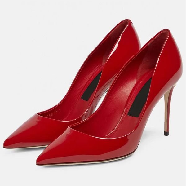 Hoge hakken van rood lakleer Dames Naaldhak Geklede schoenen Luxe designerschoenen 10 cm Letter Metalen gespversiering Puntige tenen Mode Bruiloft Pompen