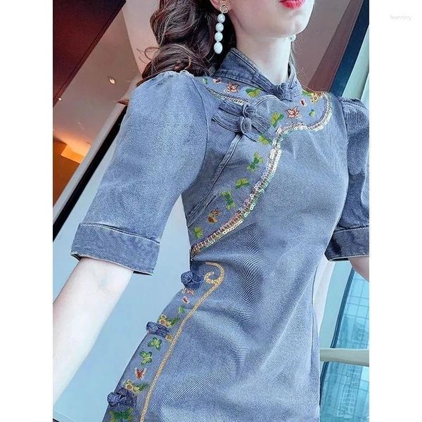 Partykleider Denim Kleid Frauen 2023 Sommer Vintage Button Cheongsam Modifizierte Version Jeans Weibliche Sticken Große Größe Slim Rock