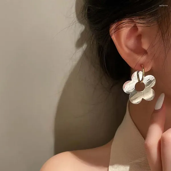 Çember küpeler serin basit romantik kulak saplamaları çiçek içi boş metal şeridi renk tokaları kadın Kore tarzı
