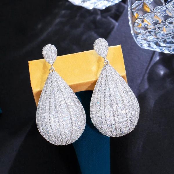 Brincos pendurados CWWZircons Brilhantes Zircônia Cúbica Completa Pave Branco Cor de Ouro Longo Pendurado Grande Brinco de Gota de Água para Noivas Casamento Pageant