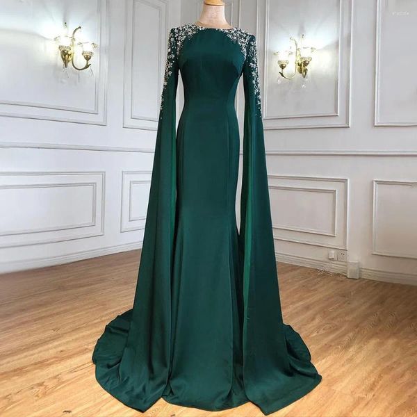 Partykleider Serene Hill Grüne Meerjungfrau Satin Cape Ärmel Perlen Elegante Abendkleider 2023 Für Frauen GLA70934