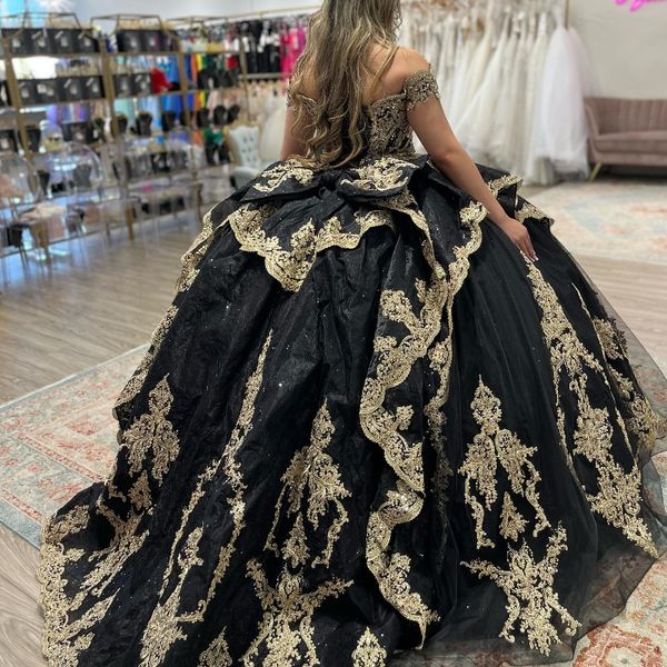 Abito da ballo nero di lusso con scollo a cuore Abiti stile Quinceanera 2024 Perline con applicazioni dorate Dolce 15 16 Festa di compleanno Abiti da cerimonia Spettacolo