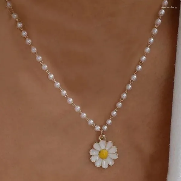 Collane con ciondolo Collana coreana con fiori margherita per donne Farfalla Fiori di ciliegio Imitazione perla Girocollo Gioielli per feste di nozze