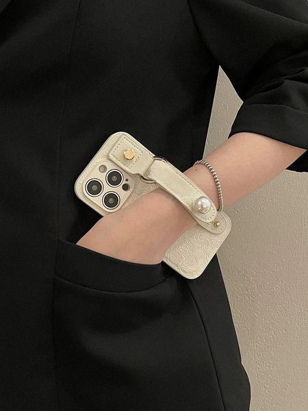 Mit Kamelie geschnitzte Handyhülle für iPhone 11 12 13 14 Pro Max, Designer-Handyhülle mit Lederarmband mit Buchstabe C und Blumenbezug