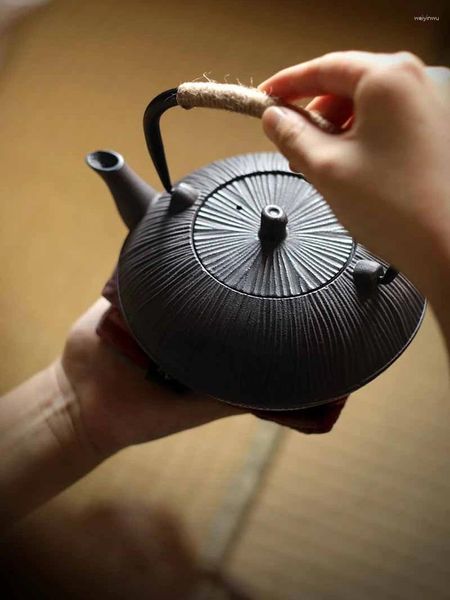 Kalça şişeleri Japon tarzı el yapımı retro dökme demir çaydanlık iç duvar kaplanmamış kaldırma sapı elektrikli seramik soba çay pişirme yapımı