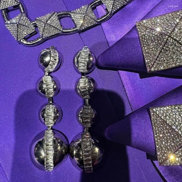 Orecchini pendenti Gioielli di lusso Orecchini di cristallo di alta qualità rotondi lunghi color argento Donna Famoso designer di tendenza del marchio 2023