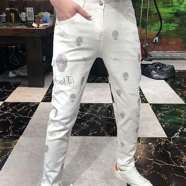 Hip Hop Skinny Pantaloni Della Matita Bianca 2022 Notizie Streetwear Sottile Della Chiusura Lampo Degli Uomini Dei Jeans Homme Diamanti Stile Del Cranio Maschio Biker Patch Pant 29-3253m