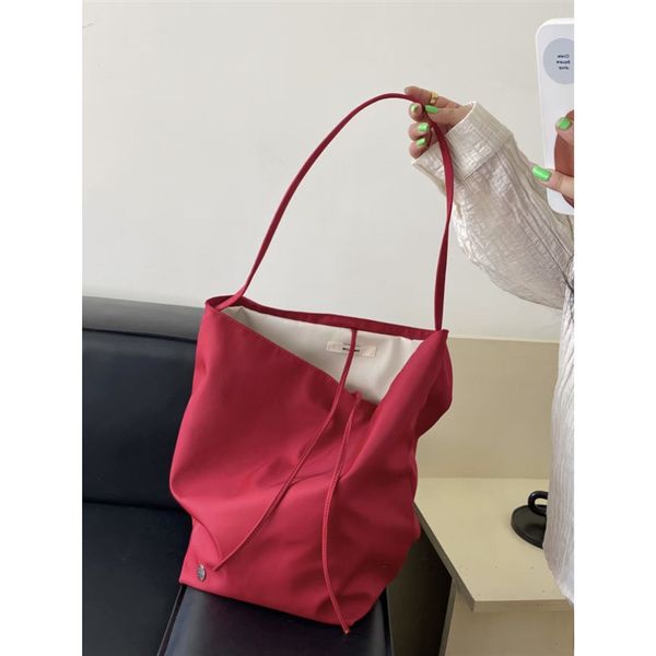 Designer Elevated Nylon Elegance: N/S Park Tote – Geräumiges, zeitlos minimalistisches Rot